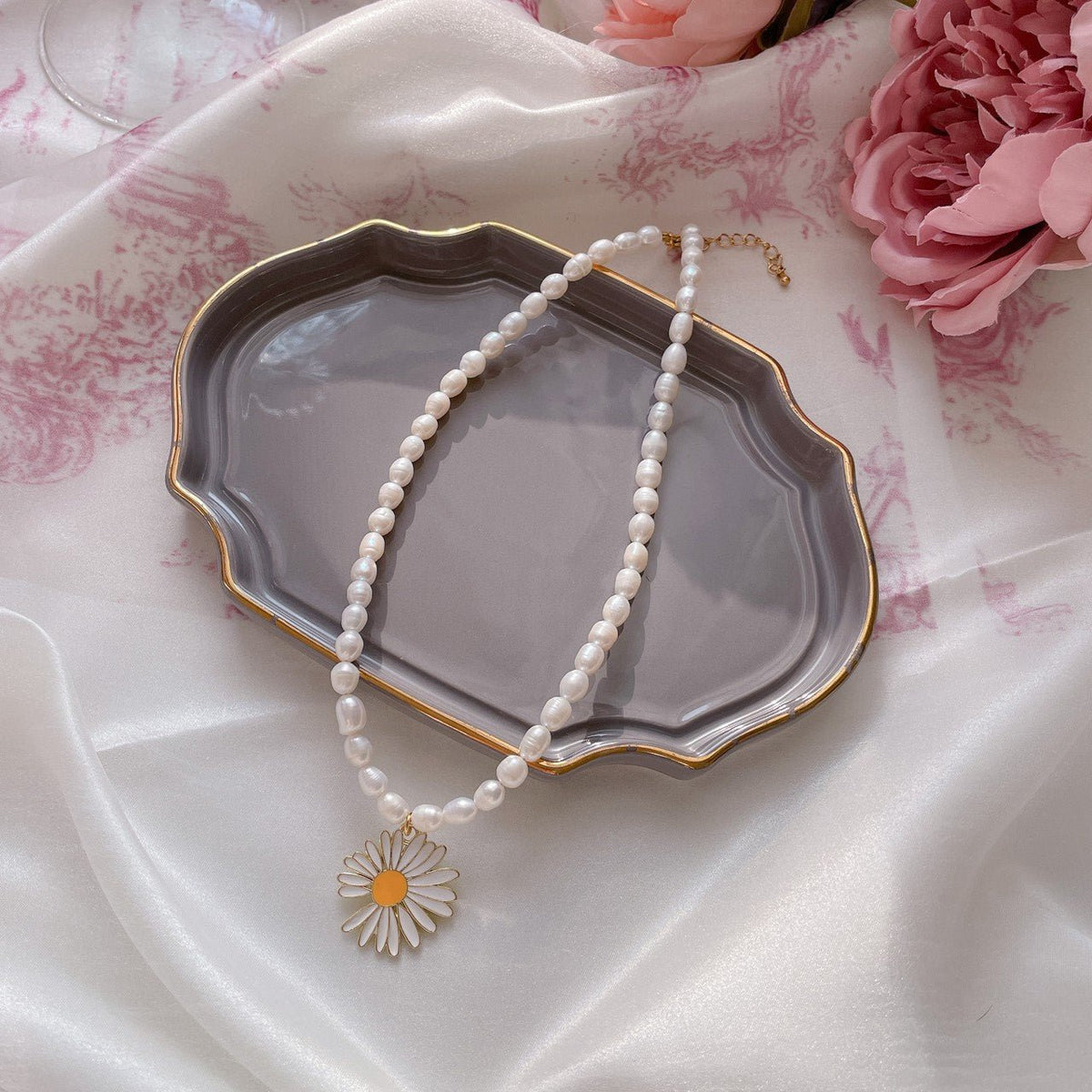 Daisy Pearl Necklace – MAISON MARBLE